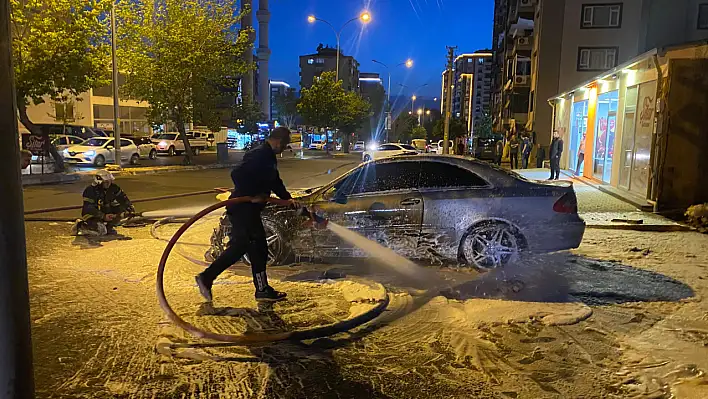 Kahramanmaraş'ta otomobil alev topuna döndü