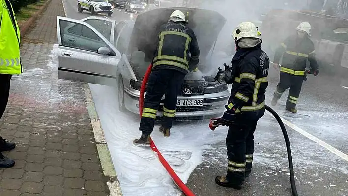 Otomobil yangınını itfaiye tarafından söndürüldü