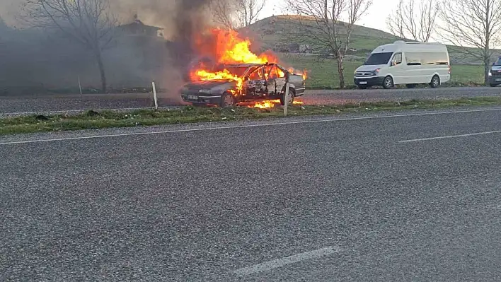 Seyir halindeki otomobil alev aldı