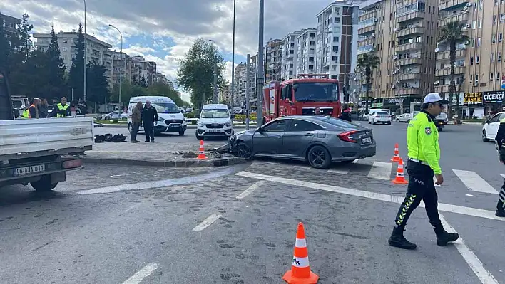 Seyir Halindeki Otomobil Yayalara Çarptı