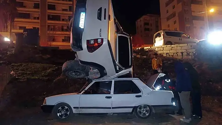 Hakimiyetini kaybetti aracın üstüne düştü