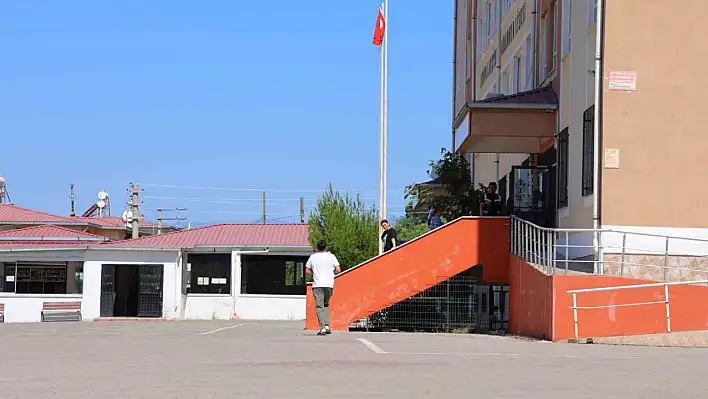 Sınava geç kalınca kapıdan bakıp geri dönmek zorunda kaldı