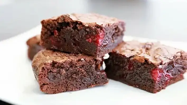 Kahve yanı tatlısı – Vişneli browni – Pratik tatlı tarifi