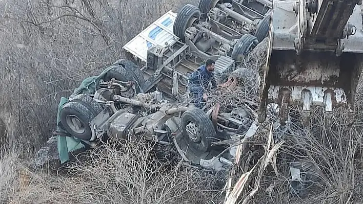 Kayseri'de kontrolden çıkan kamyon devrildi