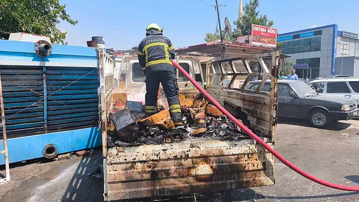 Kamyonetin kasasında çıkan yangın söndürüldü