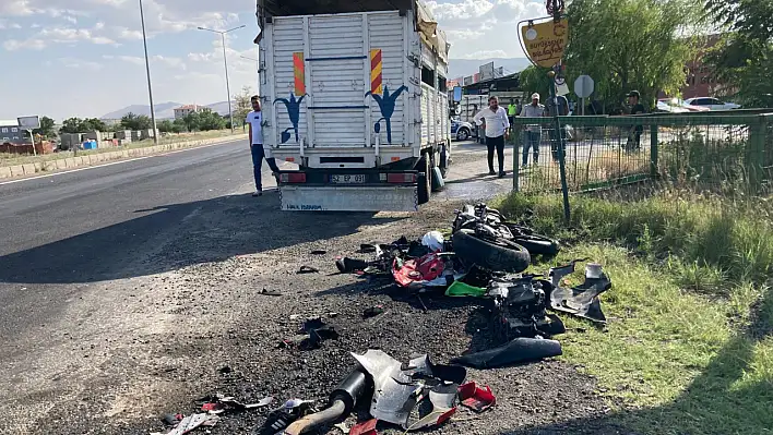 Kamyonetle çarpışan motosikletin sürücüsü öldü