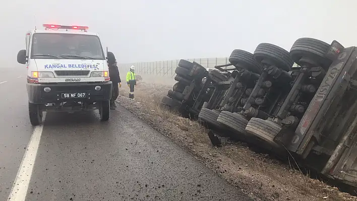 Kangal'da direksiyon hakimiyetini kaybeden tır yan yattı