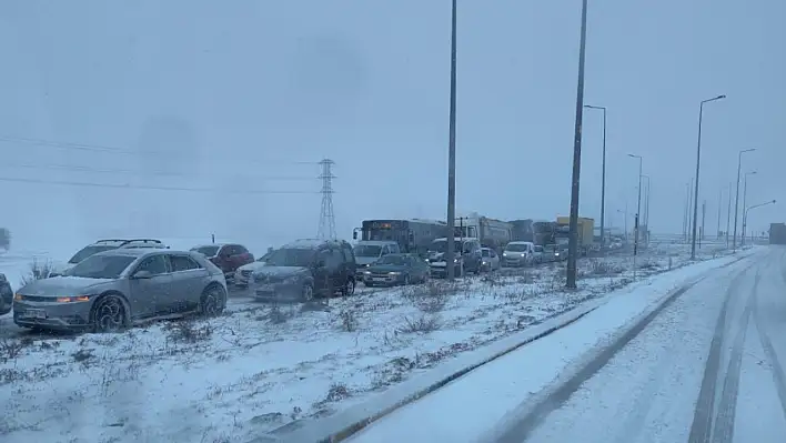 Kar kazaları da beraberinde getirdi: Birçok yaralı var!