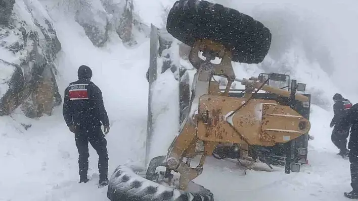 Kar temizliği yapan iş makinası devrildi!