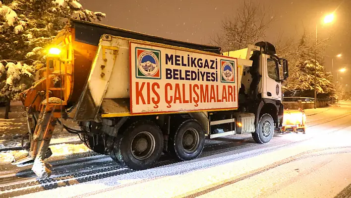 Kar yağışının başladığı ilk anda Melikgazi Belediyesi ekipleri sahaya çıktı!