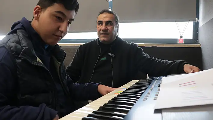 Karanlığı nota nota aydınlattı: Görme engelli öğretmenden ilham veren hikâye