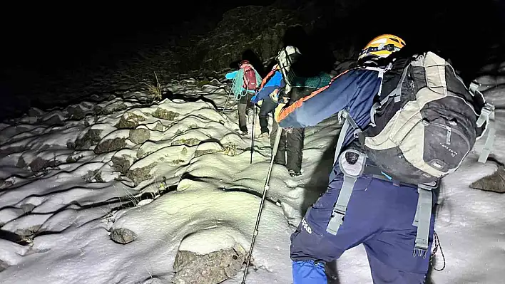 Dağa tırmanan 3 genç karla kaplı bölgede mahsur kaldı