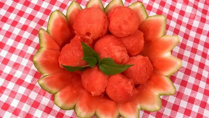 Karpuz kabuğundan tatlı mucize: Ödemi söküp atıyor!