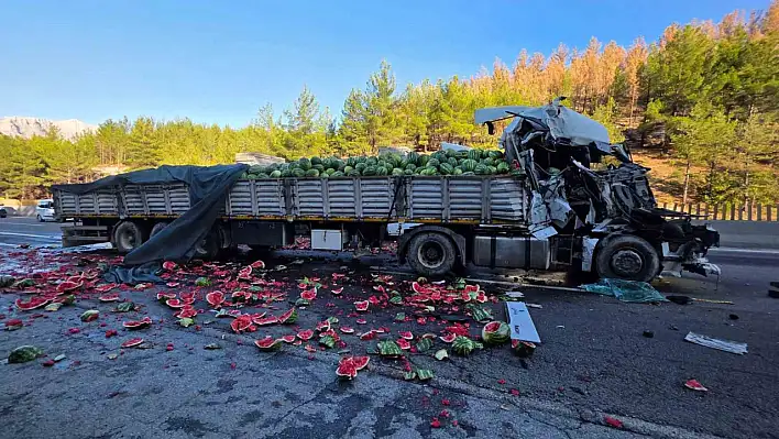Karpuz yüklü tır devrildi