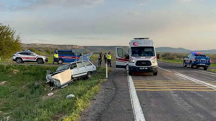 Kavşakta bekleyen aracı sollarken kaza yaptı