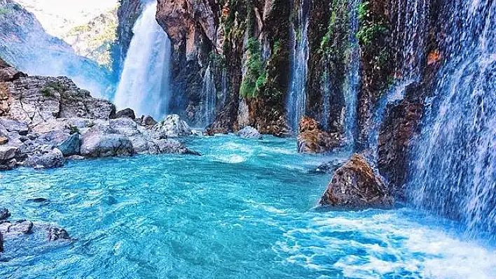 Kavurucu sıcakların tek çaresi... Buz gibi suyu var