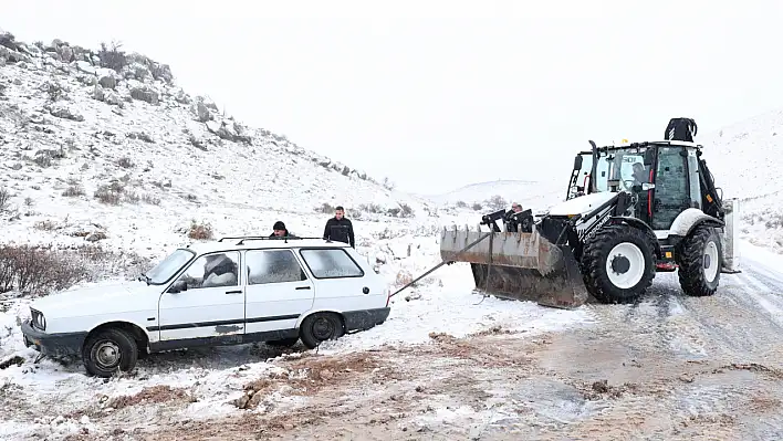 Kayarak şarampole düşen araç kurtarıldı