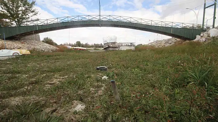 Göl kurudu, şimdi yürüyüş yapılıyor