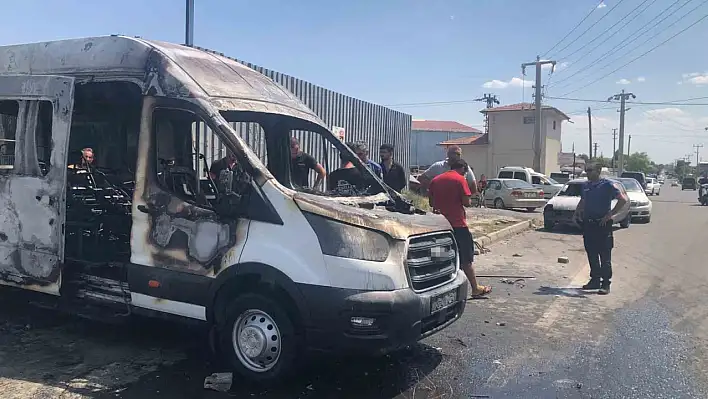 Nevşehir'de kaynak yapılan minibüs alev aldı!