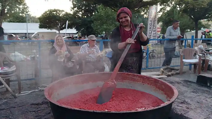 Kaynattıkları salça ile ev ekonomisine katkı sağlıyorlar