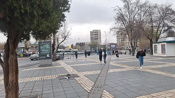Kayseri ayazına karşı sıcak havayı buldu! Cumhuriyet Meydanı'nın yeni sakini