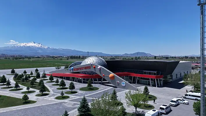 Kayseri Bilim Merkezi, minik zihinleri bilimle buluşturuyor