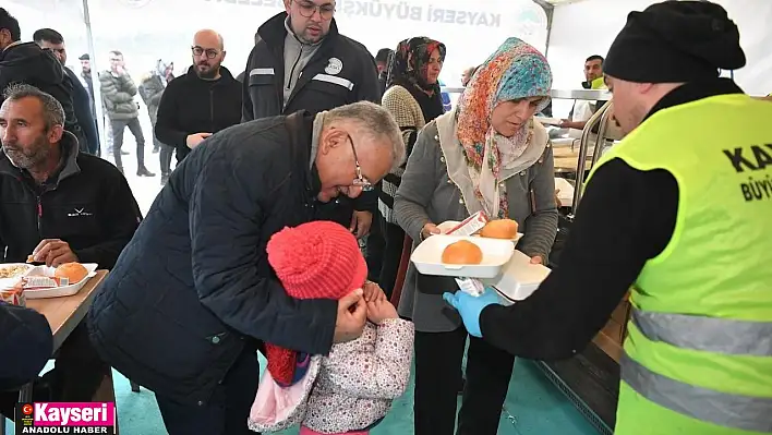 Büyükşehir Belediyesi, ilk konteyner kentte yemek dağıtıyor