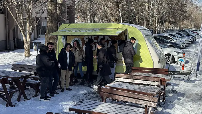 Kayseri Büyükşehir Belediyesi'nden öğrencilere soğuk havada sıcak ikram…