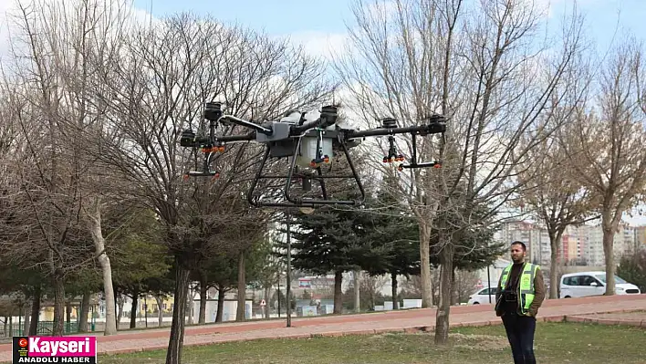 Kayseri Büyükşehir'den drone ile park ilaçlama hizmeti