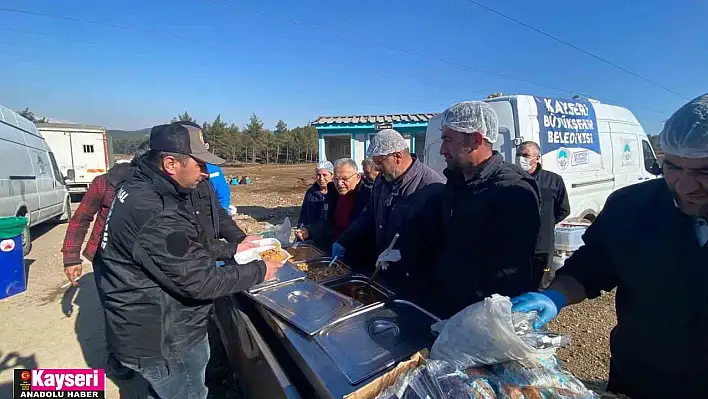 Büyükşehirden günlük 15 bin depremzedeye yemek hizmeti