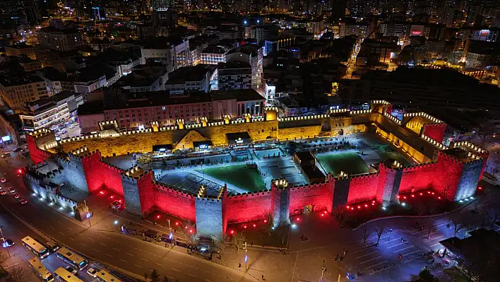 Kayseri Cumhuriyet Meydanı kırmızı renkle ışıklandırıldı: İşte sebebi!