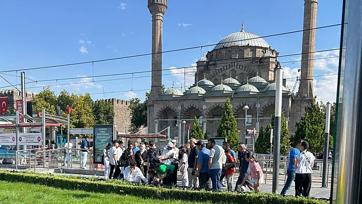 Kayseri Cumhuriyet Meydanı'nda Ambulans Gerginliği!