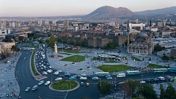 Kayseri Cumhuriyet Meydanı'nda dikkat çeken çalışma