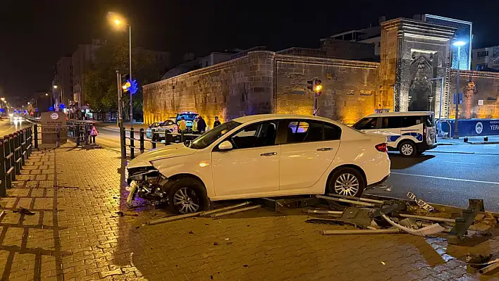 Kayseri Cumhuriyet Meydanı'nda araç bariyerlere girdi!