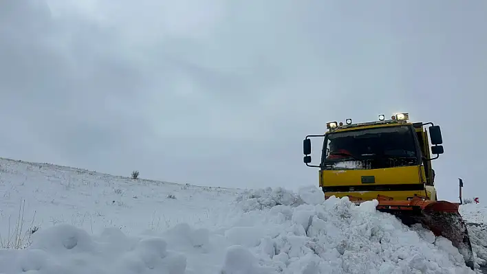 Kayseri'de 18 saatlik kar mesaisi