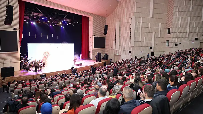 Kayseri'de 2 bin öğretmen konserde buluştu!
