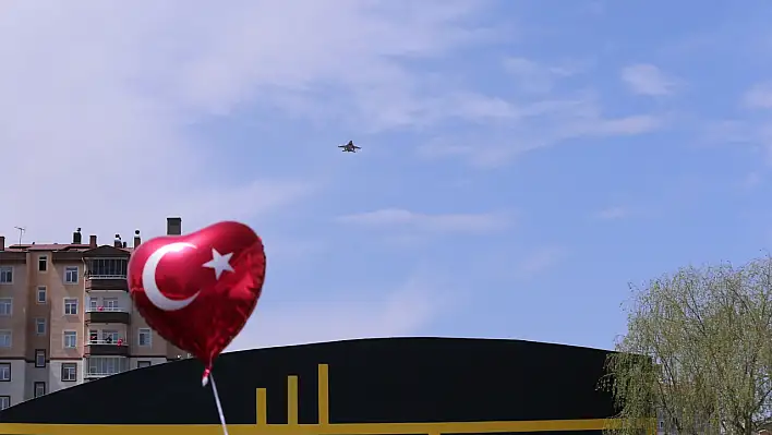 Kayseri'de 23 Nisan'a özel F-16 uçakları selamlama uçuşu gerçekleştirdi...