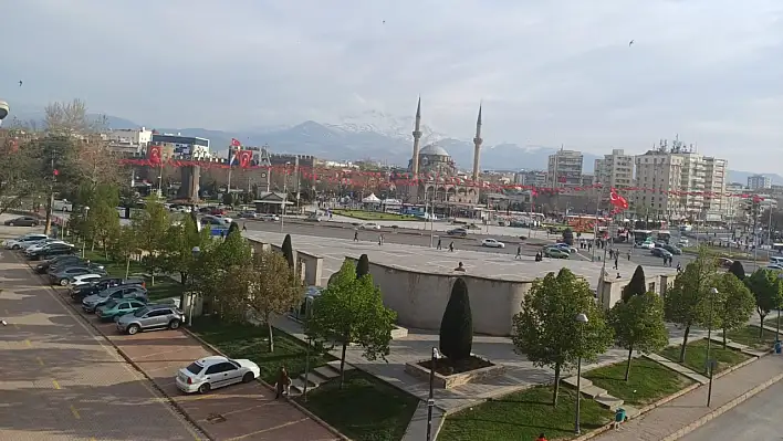 Kayseri'de 75 yıl önce kullanılan otobüs dikkat çekti..