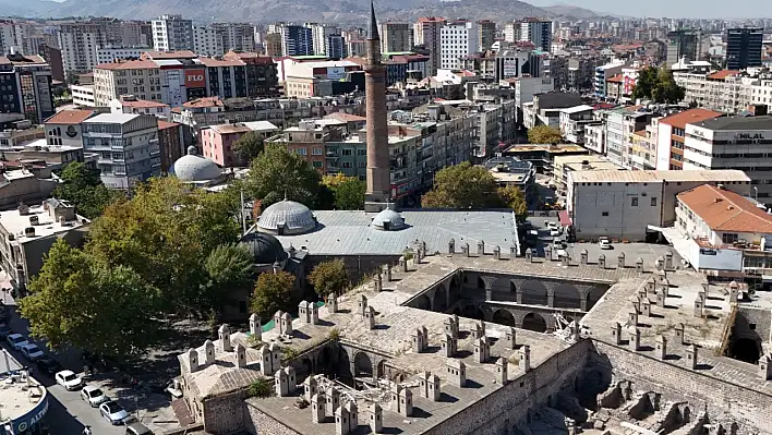 Kayseri'de 900 yıldır tarihe meydan okuyor!