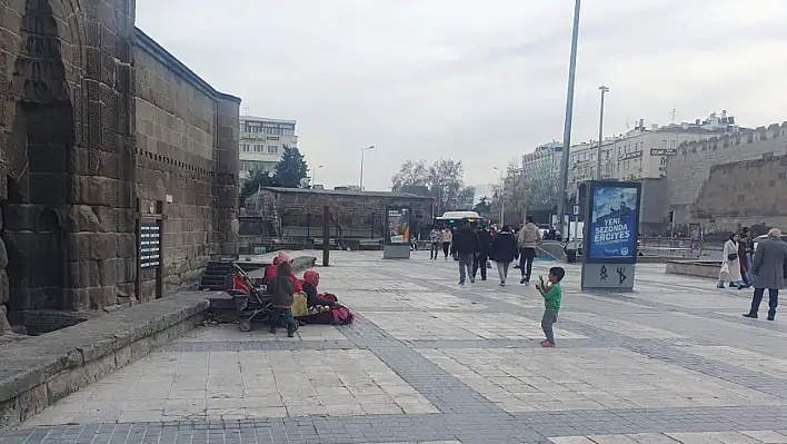 Kayseri'de ailece dileniyorlar: Başkandan 'Belediyeye gelin' çağrısı!