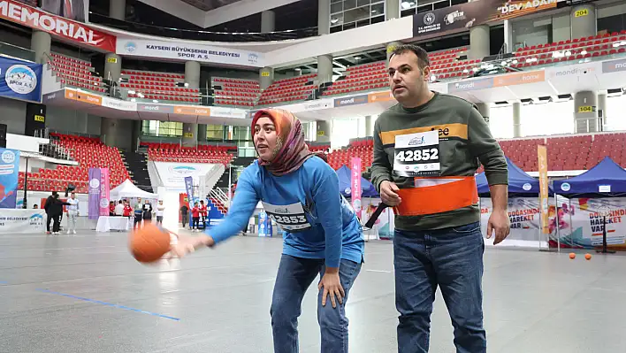 Kayseri'de aileler sahaya indi: Eğlence, rekabet ve bol kahkaha bir aradaydı!