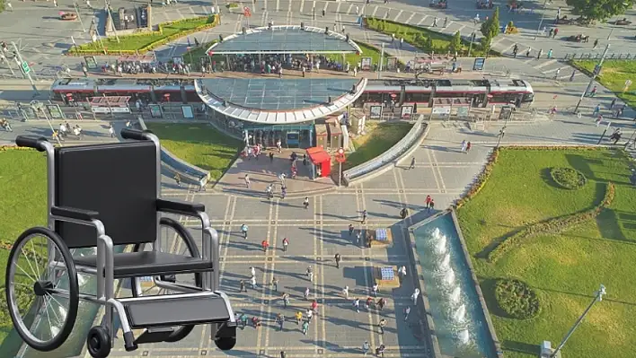 Kayseri'de akülü aracı bozulan yaşlı kadına bakın kim yardım etti?