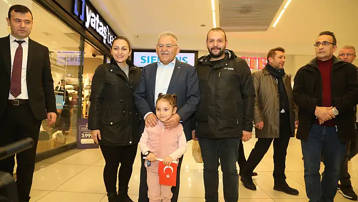 Kayseri'de Alışveriş Merkezi Ziyaretinde Sıcak Sohbetler