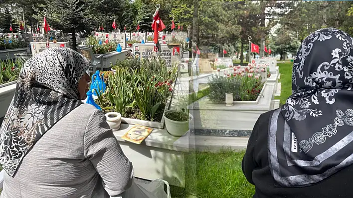 Kayseri'de Anneler Günü'nde çiçekleri şehit oğullarına götürdüler!