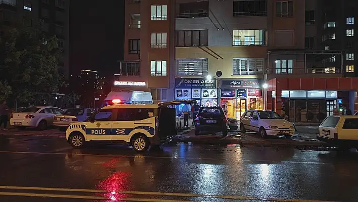 Kayseri'de apartmana yıldırım düştü: Çatıdan düşen parçalar araçlara zarar verdi!