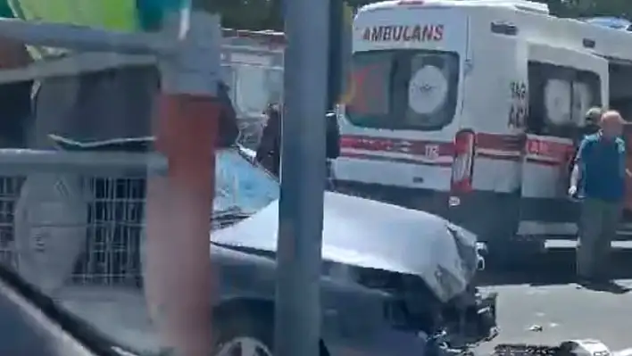 Kayseri'de Araç Tramvay Durağına Girdi