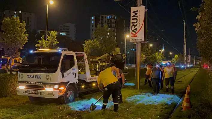 Kayseri'de araç tramvay yoluna uçtu: Feci kaza can kaybı getirdi....