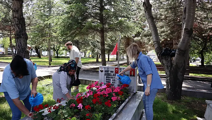Kayseri'de arife günü şehitlik ve mezarlıklarda ziyaretçi yoğunluğu...
