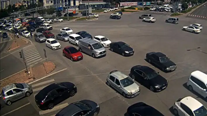 Kayseri'de arife günü trafik yoğunluğu: Kartal Kavşağı kilitlendi!