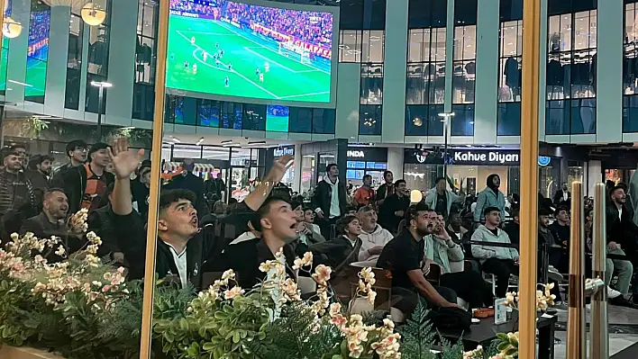 Kayseri'de AVM stadyuma döndü: Gol sesleri arşa çıktı!